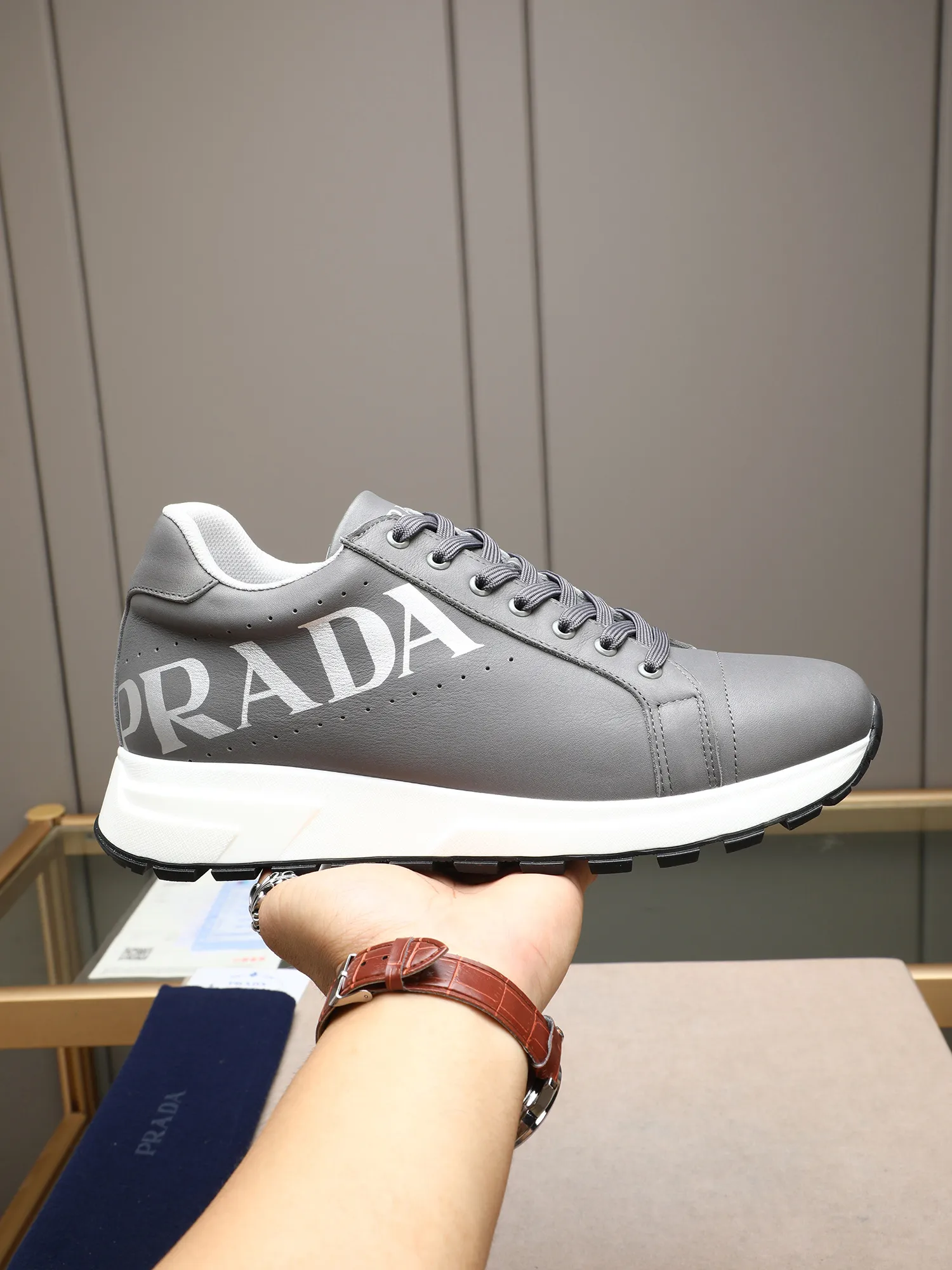 Men's shoes 💰460 PRADA's new model is on the market, the picture above is a must-sell! Fashionable casual men's shoes, trendy and versatile, relaxed and sporty style, imported cowhide leather uppers 3D printed and ultra-fine workmanship. Light and comfortable on the feet, available in 5 colors! 38-44(45 customized)